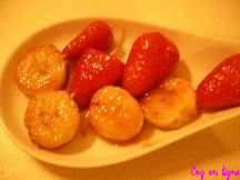 Mini brochettes banane, fraises au caramel de muscat et vanille