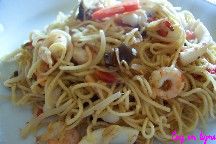 Nouilles chinoises sauts aux calamars, crevettes et petits lgumes