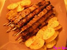 Brochettes de porc au miel et pommes de terre au basilic  la plancha