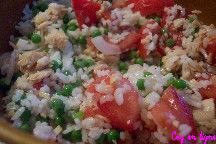 Salade de riz au thon, tomates, poivrons, petits pois et oignons nouveaux