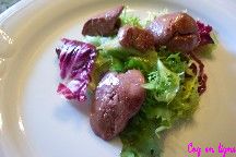 Salades verte variées aux foies de volailles confits
